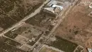 Citra satelit yang disediakan oleh Maxar Technologies menunjukkan orang-orang berjalan di sepanjang Jalan Salah al-Din, Gaza, 26 November 2023. Gencatan senjata antara Israel dan Hamas dimulai sejak Jumat, 24 November 2023. (Satellite image ©2023 Maxar Technologies via AP)