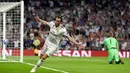Gelandang Real Madrid, Gareth Bale melakukan selebrasi usai mencetak gol ke gawang AS Roma pada pertandingan Grup G Liga Champions di Stadion Santiago Bernabeu, Madrid, Spanyol, Rabu (19/9). Madrid membantai Roma 3-0. (AP Photo/Manu Fernandez)