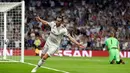 Gelandang Real Madrid, Gareth Bale melakukan selebrasi usai mencetak gol ke gawang AS Roma pada pertandingan Grup G Liga Champions di Stadion Santiago Bernabeu, Madrid, Spanyol, Rabu (19/9). Madrid membantai Roma 3-0. (AP Photo/Manu Fernandez)