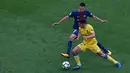Pemain Barcelona, Sergio Busquets berebut bola dengan pemain Las Palmas, Hernan dalam pertandingan Liga Spanyol di Camp Nou, Senin (2/10) dini hari. Satu gol Busquets mewarnai kemenangan Barcelona3-0. (AP/Manu Fernandez)