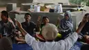 Guru memberikan bimbingan pada sekelompok anak punk yang sedang belajar mengaji dengan Komunitas Tasawuf Underground di kolong flyover Tebet, Jakarta, Sabtu (8/12). (Merdeka.com/Imam Buhori)