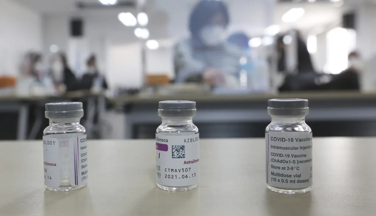 Botol kosong vaksin COVID-19 AstraZeneca terlihat selama sesi pelatihan cara memberikan suntikan vaksin COVID-19 di Asosiasi Perawat Korea di Seoul, Korea Selatan (17/2/2021).  Korsel berencana memulai inokulasi virus COVID-19 dengan vaksin AstraZeneca pada 26 Februari. (AP Photo/Ahn Young-joon)