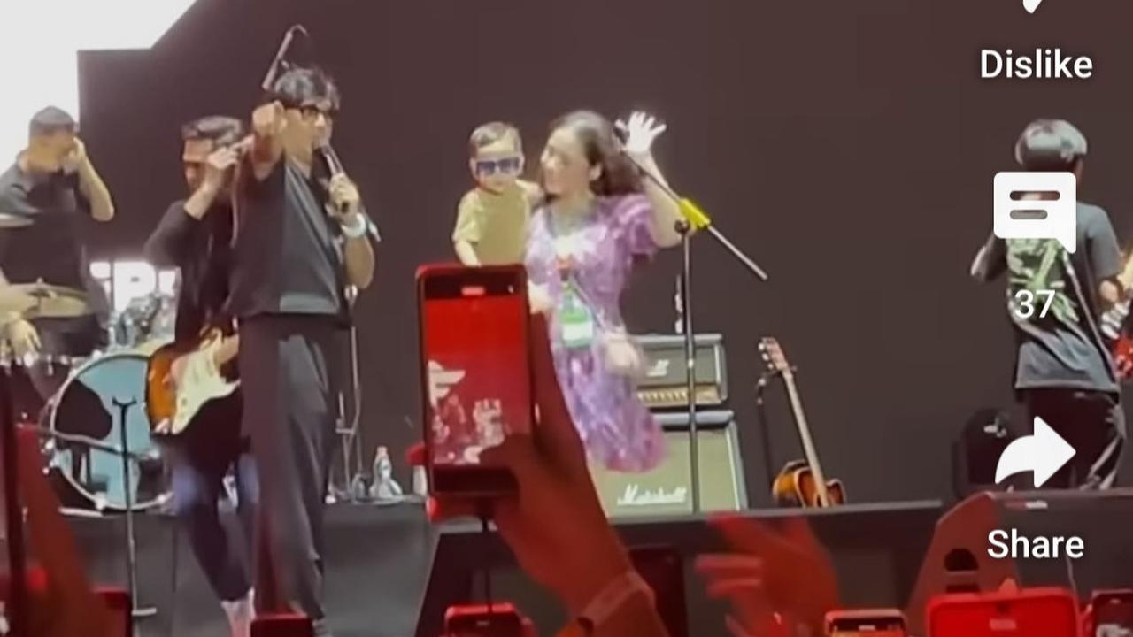 Potret Nagita Slavina Gendong Rayyanza Hampiri Raffi Ahmad di Panggung, Sikap Desta & Surya Insomnia Bikin Ngakak