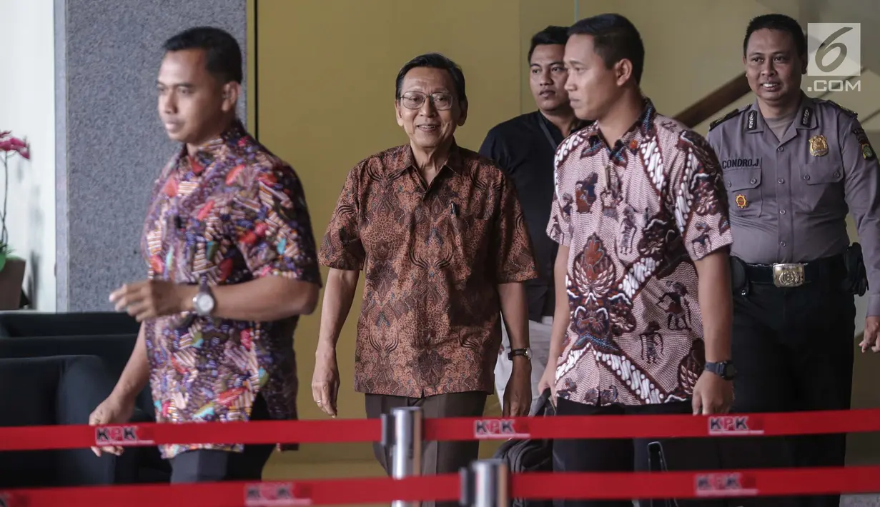 Mantan Wakil presiden RI Boediono meninggalkan gedung usai menjalani pemeriksaan penyidik KPK, Jakarta, Kamis (28/12). Pemeriksaan Boediono dilakukan dalam kapasitas yang bersangkutan sebagai mantan Menteri Keuangan 2001-2004. (Liputan6.com/Faizal Fanani)