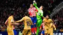 Kiper Barcelona Marc-Andre ter Stegen (tengah kanan) berebut bola udara dengan pemain Atletico Madrid Jose Gimenez pada pertandingan sepak bola La Liga Spanyol di Stadion Civitas Metropolitano, Madrid, Spanyol, 8 Januari 2023. Barcelona mengalahkan Atletico Madrid dengan skor 1-0. (AP Photo/Manu Fernandez)