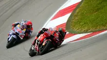 Pembalap MotoGP Francesco Bagnaia (merah) dari Italia melakukan tikungan diikuti oleh Marc Marquez dari Spanyol, saat balapan MotoGP di Sirkuit Internasional Algarve Portimao, Portugal, Minggu, 24 Maret 2024 malam WIB. (AP Photo/Jose Breton)