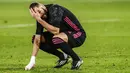 Penyerang Real Madrid, Karim Benzema, tampak kecewa usai gagal mengalahkan Elche pada laga Liga Spanyol di Stadion Manuel Martinez Valero, Rabu (30/12/2020). Kedua tim bermain imbang 1-1. (AP/Jose Breton)