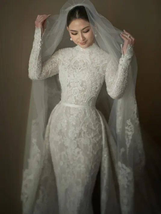 Pernikahan Jessica Mila dengan Yakup Hasibuan beberapa waktu lalu rasanya memang tak terlupakan. Megahnya penampilan Jessica Mila dibalut gaun pengantin putih rancangan Yefta Gunawan. [Foto: Instagram/yeftagunawan]