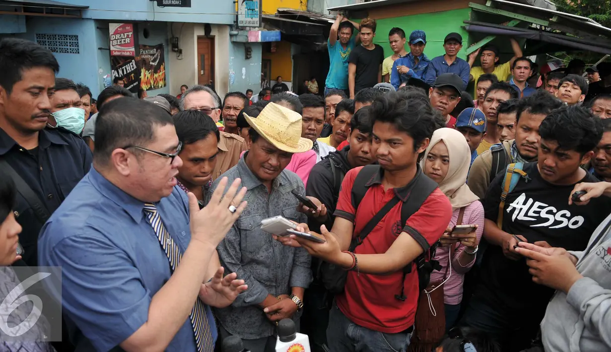 Kuasa Hukum Daeng Azis, Razman Nasution memberikan keterangan pada wartawan saat Sosialisasi Relokasi warga kalijodo Kecamatan Tamboradi, Jakarta, Selasa (16/2). (Liputan6.com/Gempur M Surya)