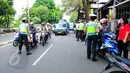 Polantas memberhentikan sejumlah kendaraan ketika Operasi Patuh Jaya di sepanjang Jalan Raya Bogor, Jakarta, Selasa(2/6/2015). Operasi tersebut untuk meningkatkan ketertiban berlalu lintas, yang dilaksanakan pada 29 Mei-9 Juni. (Liputan6.com/Yoppy Renato)
