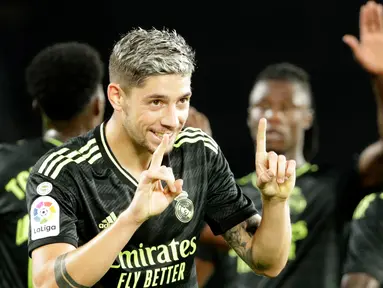 Pemain Real Madrid Federico Valverde (kiri) merayakan setelah mencetak gol ke gawang Celta Vigo pada pertandingan sepak bola La Liga Spanyol di Stadion Balaidos, Vigo, Spanyol, 20 Agustus 2022. Real Madrid menang 4-1. (AP Photo/Lalo R. Villar)