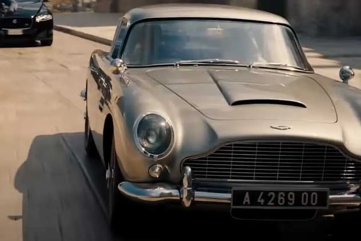 Produksi film James Bond membutuhkan 5 unit mobil Aston Martin DB5 selama syuting
