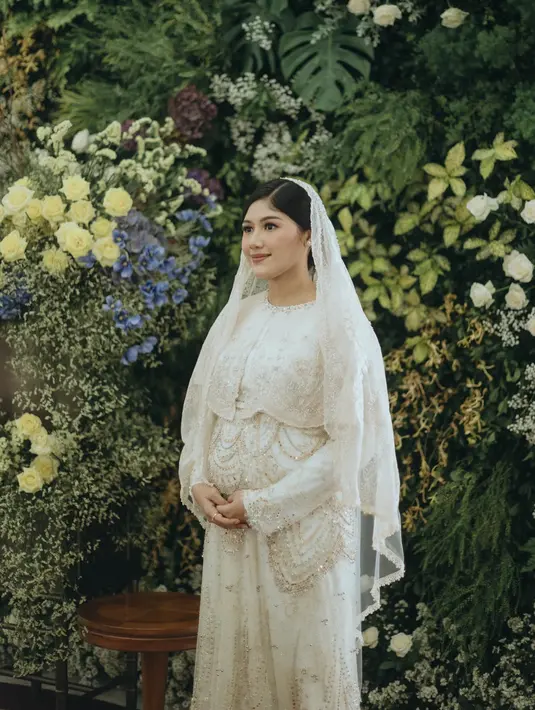 <p>Erina Gudono memperlihatkan perutnya yang sudah tampak buncit. Ini merupakan kali pertama dia menunjukkan baby bump sejelas ini.</p>