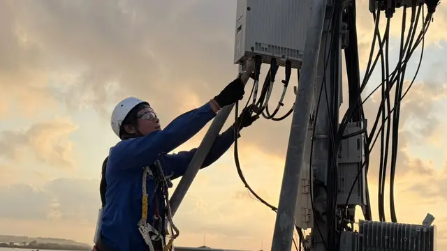 Teknisi XLSmart melakukan pemeriksaan perangkat BTS 5G yang berada di Tanjung Benoa, Kuta Bali. Credit: XLSmart