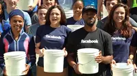 Sheryl Sandberg bersiap melakukan Ice Bucket Challenge (allfacebook.com)