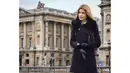 Melanie Martins saat befoto dengan latar bangunan di Paris yang menampilkan kecantikannya yang alami. Prancis merupakan Negara asal model top ini. (Foto/Instagram)