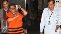 Mantan calon Bupati Lebak 2013-2018 Amir Hamzah ditahan, usai menjalani pemeriksaan di KPK, Jakarta, Selasa (18/8/2015). Amir ditahan karena diduga menyuap mantan Ketua MK Akil Mochtar Rp. 1 M dalam sengketa Pilkada Lebak 2013. (Liputan6.com/Helmi Afandi)