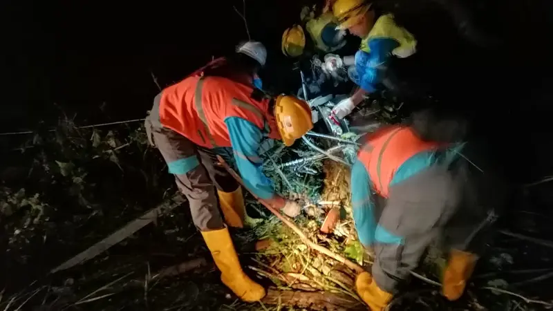 Personil PLN UID Jakarta Raya di lokasi tsunami Banten.