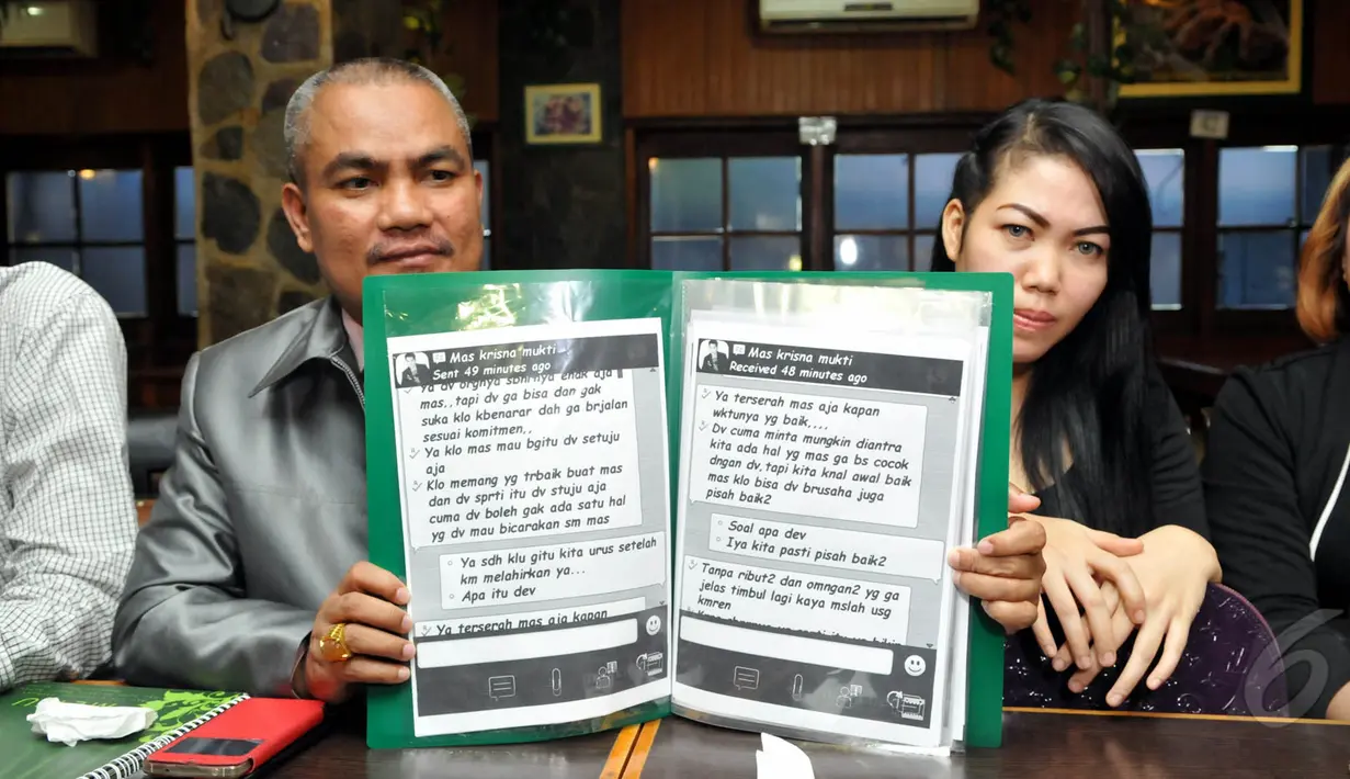 Devi Nurmayanti bersama kuasa hukumnya menggelar konferensi pers di Studio Hanggar, Pancoran, Jakarta (18/5/2015). Devi memperlihatkan dialog dirinya dengan Krisna Mukti di SMS. (Liputan6.com/Panji Diksana)