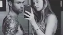 Tak mau kalah dengan sang istri, Adam Levine mengunggah pose perut buncit lalu di upload melalui akun instagramnya. (viainstagram@adamlevine/Bintang.com)