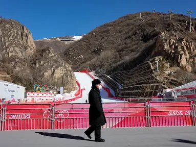 Personel keamanan berjalan di Pusat Ski Alpine Nasional Yanqing menjelang Olimpiade Musim Dingin Beijing 2022 di distrik Yanqing, 2 Februari 2022. Pusat ski Alpine yang selesai pada Juni 2021 itu terdiri atas trek sepanjang 9,2 km dengan turunan vertikal maksimum 900 meter. (Dimitar DILKOFF/AFP)