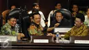 Ketua DPD Irman Gusman (tengah) saat memimpin Sidang Paripurna Luar Biasa DPD RI di Kompleks Parlemen, Jakarta, Rabu (13/4/2016). Irman Gusman diinterupsi anggota DPD yang menolak dirinya memimpin sidang. (Liputan6.com/Johan Tallo)