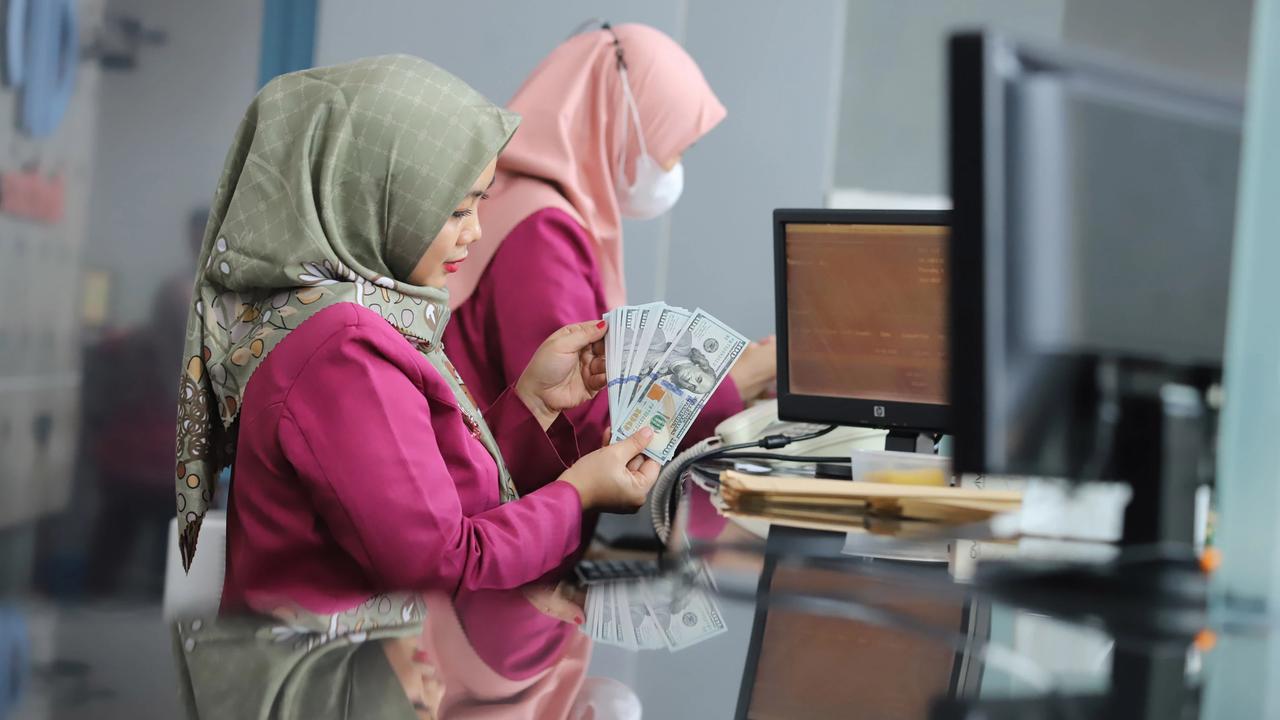 FOTO: Rupiah Menguat Tipis Namun Masih Bertahan di Level Rp18 Ribu
