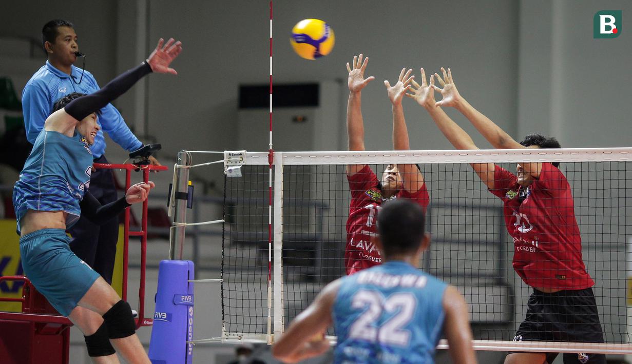 BNI 46 baru bisa membalas pada set kedua. Momentum didapat BNI 46 setelah mencetak dua poin beruntun dari kedudukan sama kuat 19-19. Pemain asing BNI 46, Takahiro Tozaki, mencetak ace untuk memberikan set point. (Bola.com/Bagaskara Lazuardi)