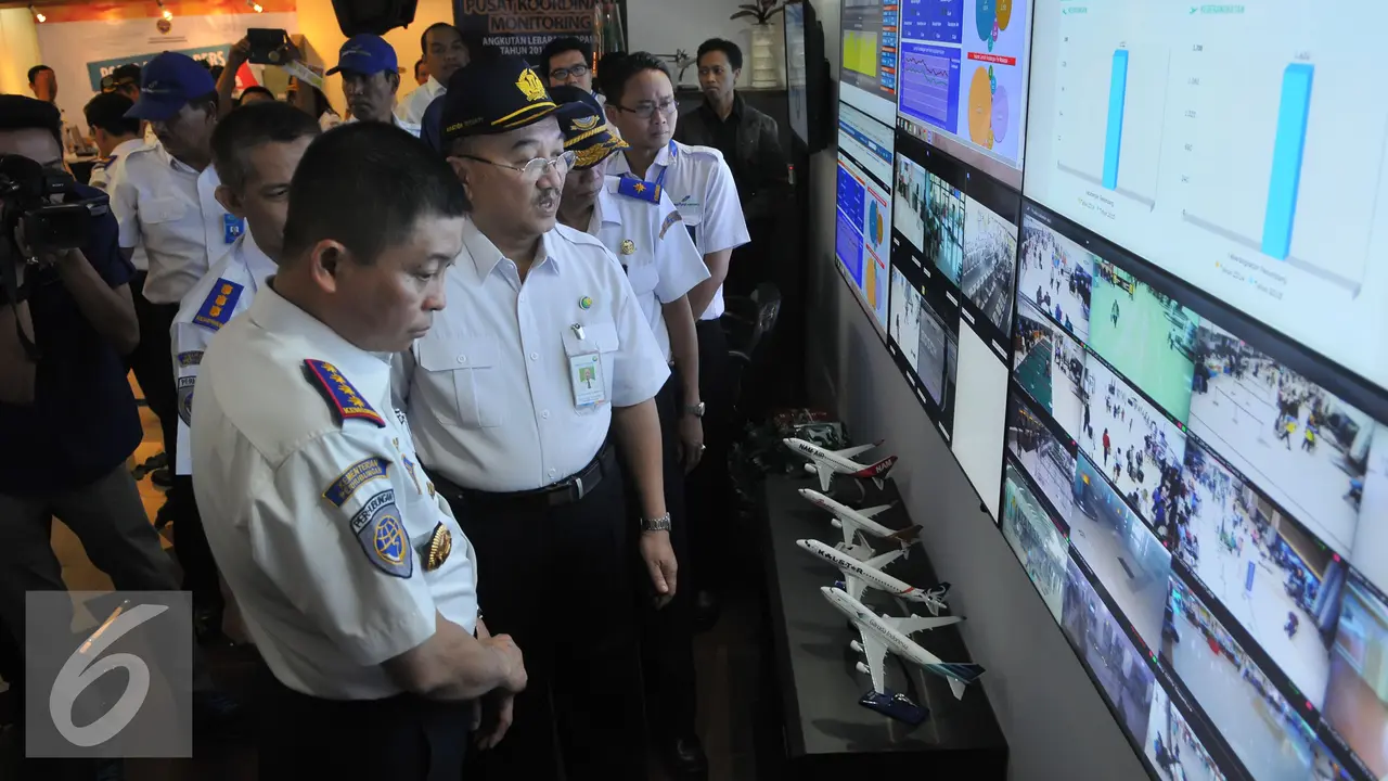 20150702-Menhub-Pantau-Posko-Mudik-Nasional-Jakarta-Ignasius-Jonan5