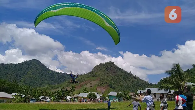 Menikmati Wisata Ekstrim Paralayang di Bukit Lelato, Kabupaten Pahuwato. (Arfandi Ibrahim/Liputan6.com