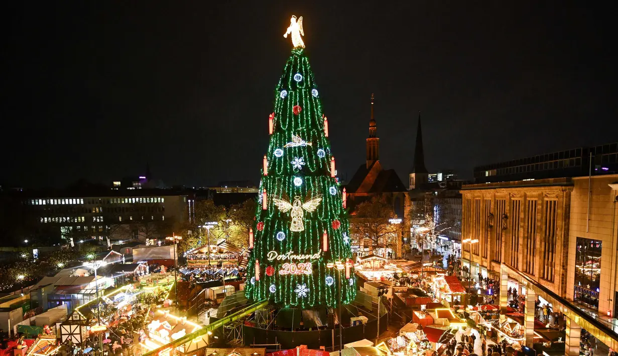 Pohon Natal ini diterangi oleh 48.000 lampu. (INA FASSBENDER/AFP)