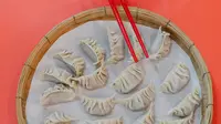 Ilustrasi dumpling sebagai salah satu sajian yang identik dengan Tahun Baru Imlek. (dok. pexels/Angela Roma)