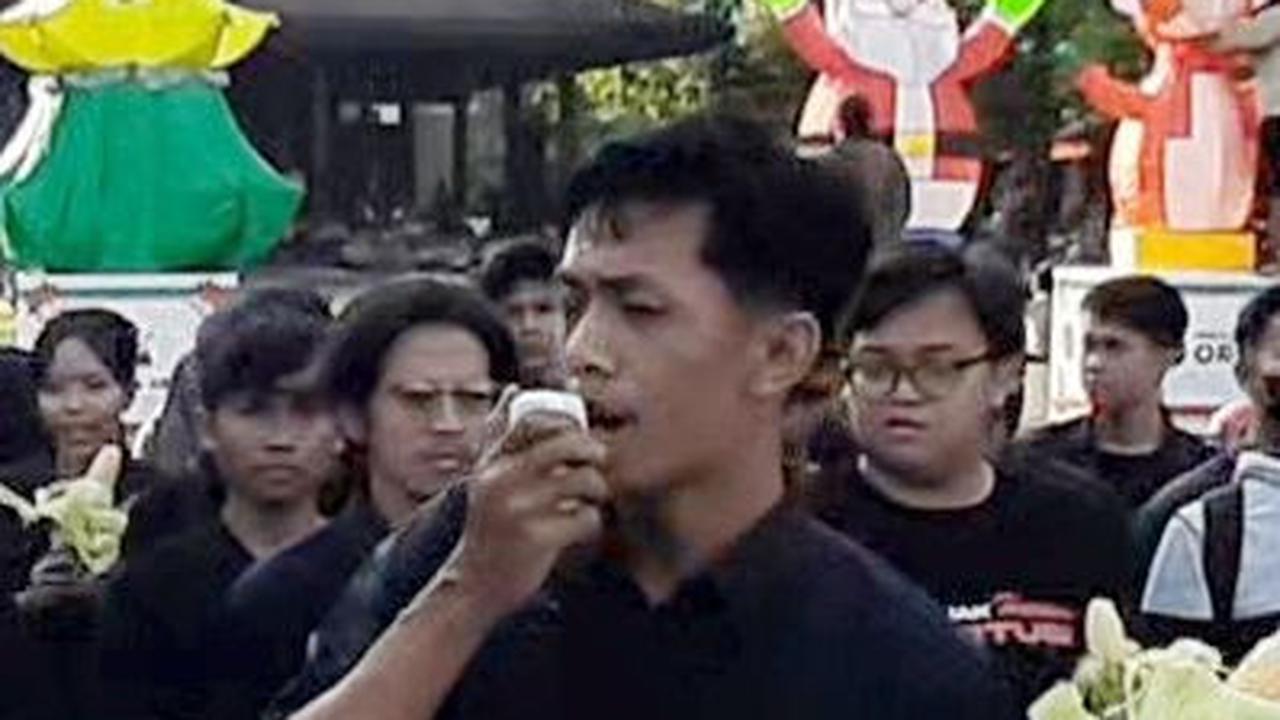 Massa BEM Geruduk Kantor Gibran, Ini Tuntutannya