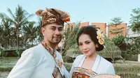 Raffi Ahmad dan Nagita Slavina dengan pakaian adat Bali (Sumber: Instagram/raffinagita1717)