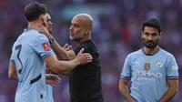 Ekspresi kecewa pelatih Manchester City, Pep Guardiola bersama para pemainnya setelah kalah dari Crystal Palace dalam laga final Piala FA 2024/2025 yang berlangsung di Stadion Wembley, London, Inggris, Sabtu (17/05/2025) waktu setempat. (AP Photo/Ian Walton)