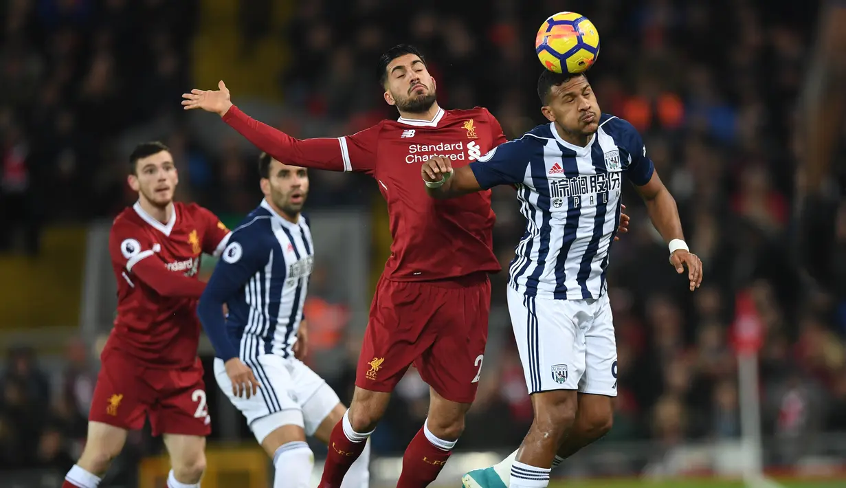 Duel pemain West Bromwich Albion, Salomon Rondon (kanan) dan pemain Liverpool, Emre Can pada lanjutan Premier League di Anfield, Liverpool, (13/12/2017). Liverpool bermain imbang 0-0. (AFP/Paul Ellis)