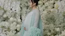 Lihat memukaunya Jessica Tanoesoedibjo melakukan maternity shoot. Ia mengenakan dress hijau mint super cantik dengan latar yang dipenuhi bunga mawar putih. [Foto: Instagram/jessicatanoe]