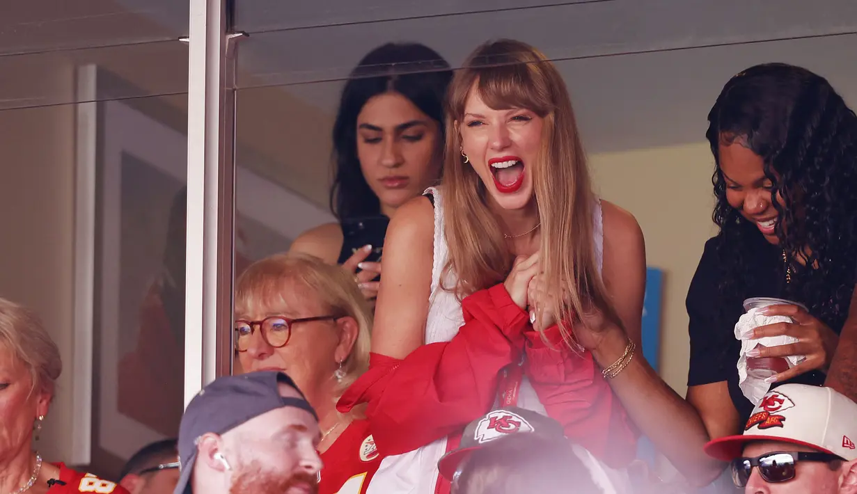Penyanyi Amerika Serikat, Taylor Swift terlihat menonton laga National Football League (NFL) antara Kansas City Chiefs melawan Chicago Bears di Arrowhead Stadium, Kansas, Misouri, Amerika Serikat pada Minggu (24/09/2023) waktu setempat. Bukan tanpa alasan, ia menghadiri laga tersebut untuk mendukung langsung sang kekasih, Travis Kelce. (AFP/Getty Images/Jason Hanna)