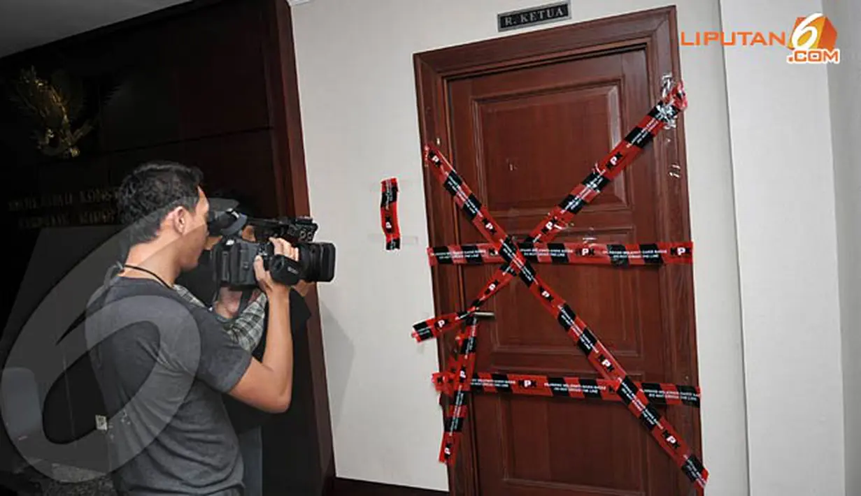 Kamis (03/10/13) dinihari, ruang kerja Ketua MK di Lantai 15 gedung Mahkamah Konstitusi telah disegel oleh KPK (Liputan6.com/Helmi Fithriansyah)