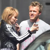 Suami Emily Ratajkowski Sebastian Bear-McClard terlihat mesra dengan Suki Waterhousetanpa menggunakan cincin pernikahan. (theimagedirect.com)