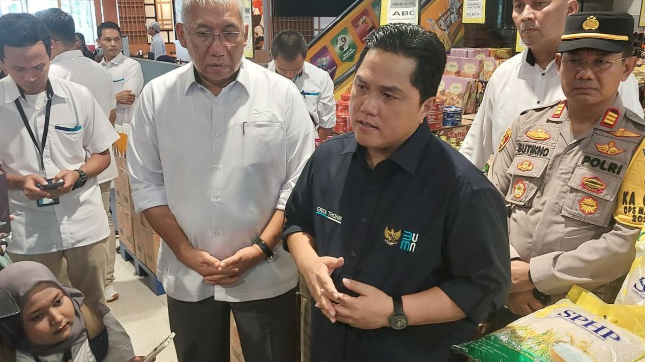 "Bansos itu merupakan kebijakan yang diambil pemerintah bersama DPR ya dan sudah dianggarkan oleh Menteri Keuangan," kata Erick di Ramayana Klender, Jakarta, Senin (12/4).