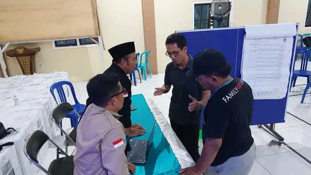 Komisioner KPU Jember Ahmad Hanafi (kanan baju hitam) menindaklanjuti laporan dugaan kecurangan hasil perolehan suara saat rekapitulasi tingkat Kecamatan Sumberbaru yang digelar di salah satu balai desa di kecamatan setempat (Istimewa)