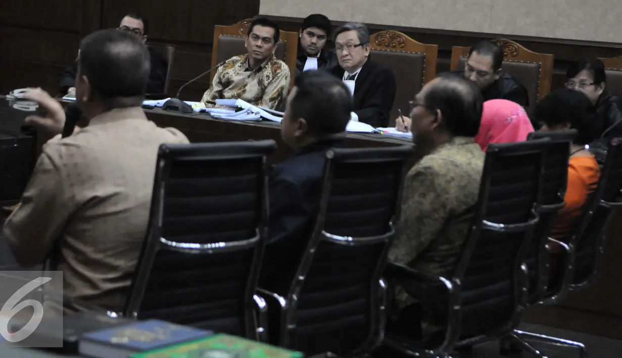 Mohamad Sanusi dan penasehat hukumnya menyimak kesaksian Sugianto Kusuma (Aguan) atas kasus Raperda Reklamasi Pantai Utara Jakarta di Pengadilan Tipikor, Jakarta, Rabu (7/9). (Liputan6.com/Helmi Afandi)