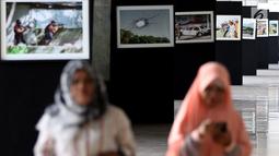 Pengunjung melihat foto-foto peristiwa Reformasi 1998 yang dipamerkan di Gedung Nusantara III, Jakarta, Jumat (11/5). Pameran ini bertajuk "20 Tahun Reformasi: Kembali ke Rumah Rakyat”. (Liputan6.com/JohanTallo)