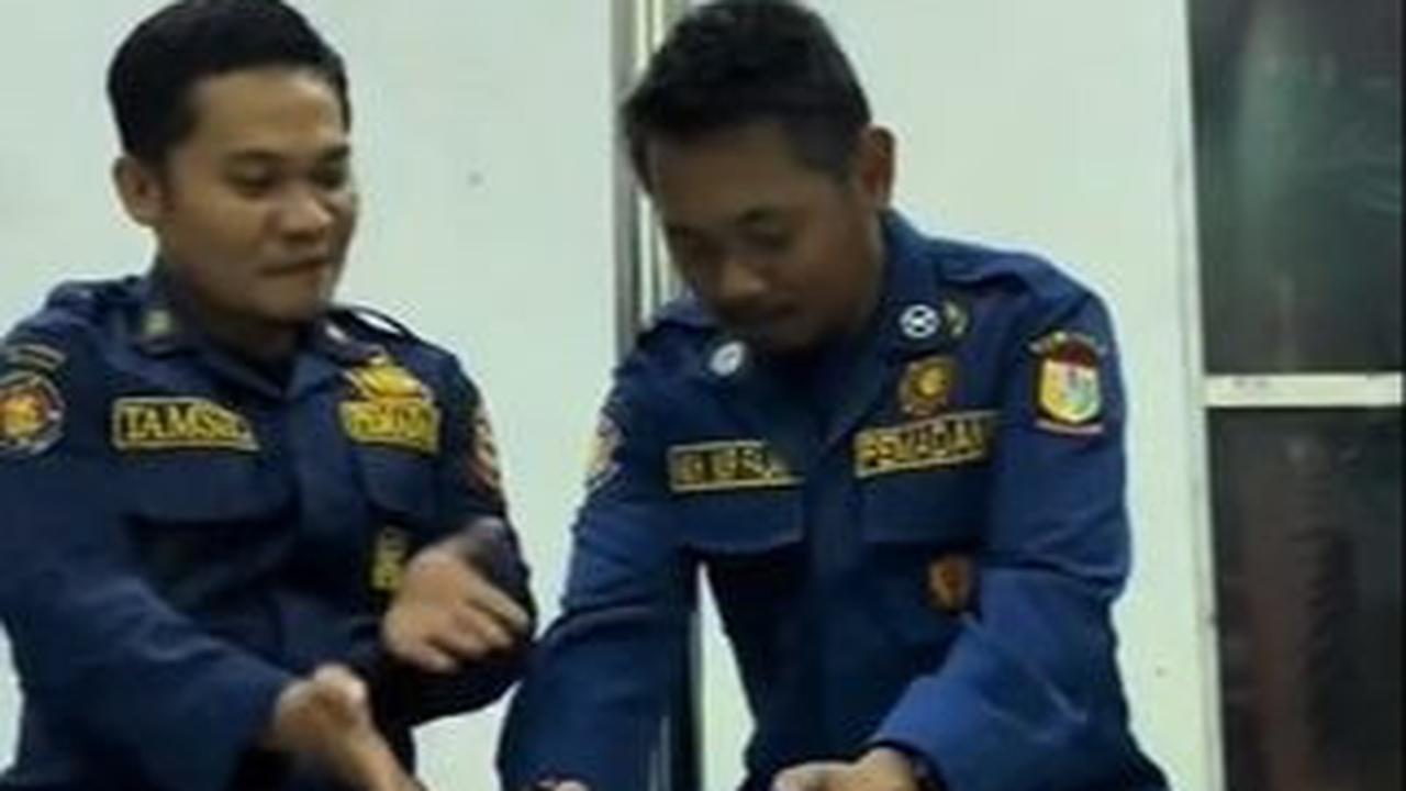 Jika tidak segera menemukan kain basah, api yang keluar dari tabung gas bisa dipadamkan dengan menaruh ember untuk menutup tabung.