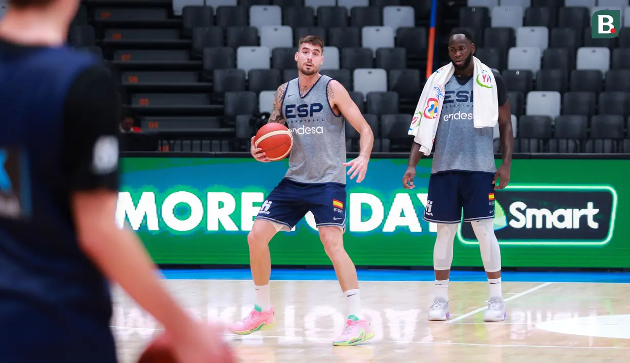 Pemain Timnas Basket Spanyol, Juancho Hernangomez (tengah) berlatih dengan rekannya, Usman Garuba menjelang laga grup G Piala Dunia FIBA 2023 di center court Indonesia Arena, Senayan, Jakarta, Kamis (24/08/2023). Spanyol akan melawan Pantai Gading pada Sabtu (26/08/2023). (Bola.com/Bagaskara Lazuardi)