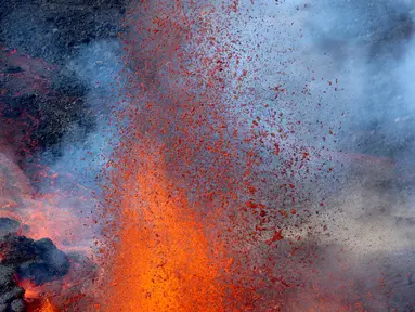 Foto udara pada 22 Desember 2021 menunjukkan gunung berapi Piton de la Fournaise yang meletus di pulau Reunion, Samudra Hindia Prancis. Gunung yang memiliki ketinggian 2632 meter ini meletus untuk kedua kalinya dalam setahun pada 22 Desember pukul 3:30 (12:30 di Paris).  (Richard BOUHET/AFP)