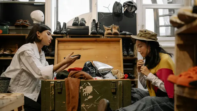 Ilustrasi mencari pakaian lama