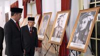 Presiden Jokowi bersama Wakil Presiden Ma'ruf Amin melihat foto Sultan Himayatuddin usai penganugerahan gelar pahlawan nasional. (Setpres/Biro Pers)