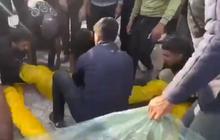 Kejamnya Dunia pada Gaza, Kain Kafan Tak Ada lagi Jenazah Korban Genosida Israel Dibungkus Pakai Kantong Plastik